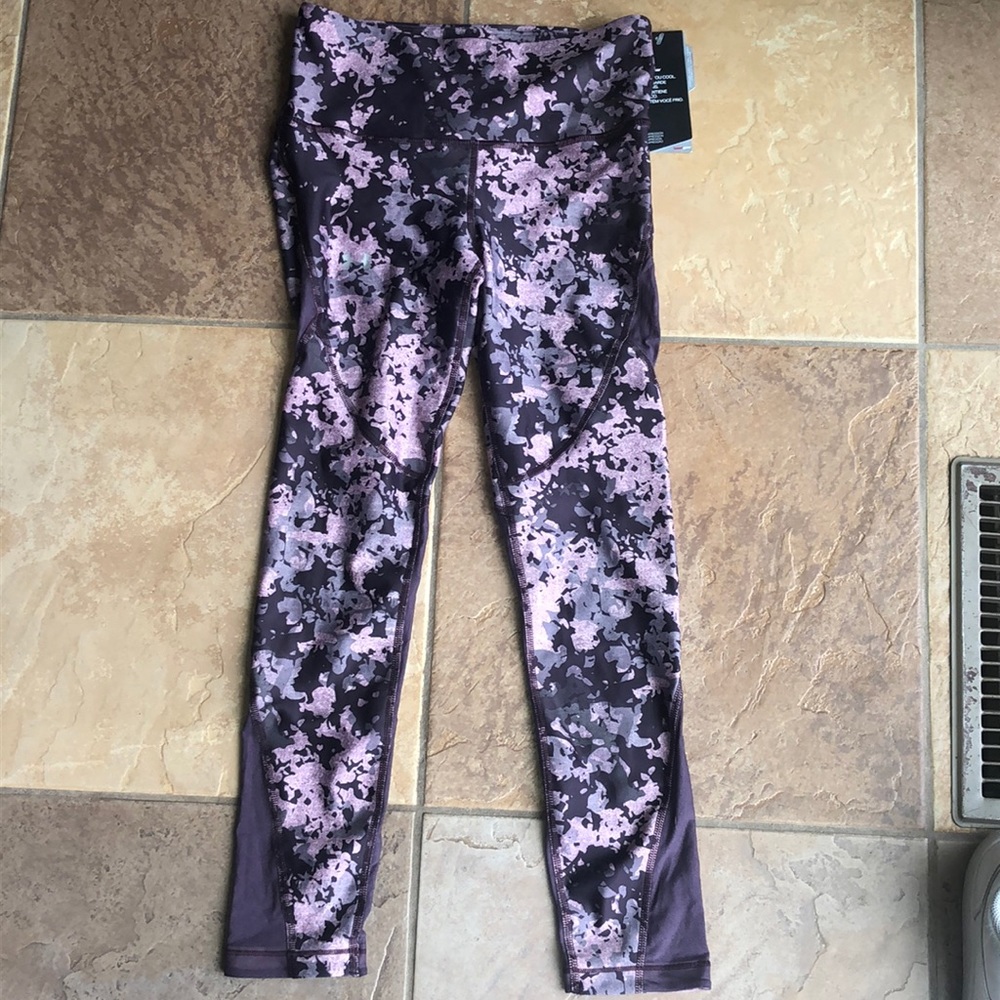 NWT awesome Under Armour plum sheer legging Small